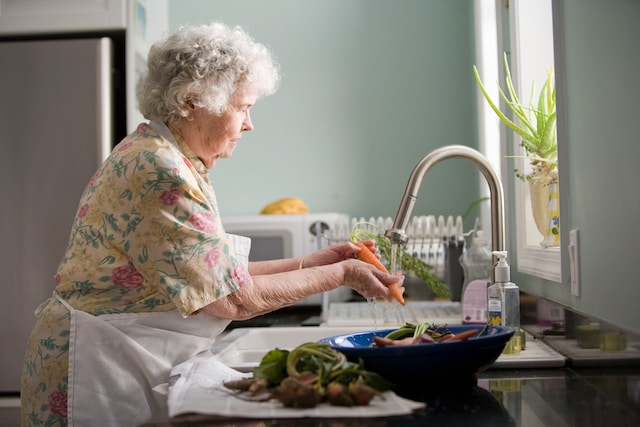 Cómo lograr un entorno seguro y accesible para las personas mayores
